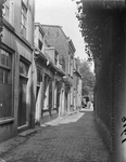 818674 Gezicht in de Drakenburgsteeg te Utrecht uit het westen.N.B. De naam Drakenburgsteeg in is 1950 gewijzigd in ...
